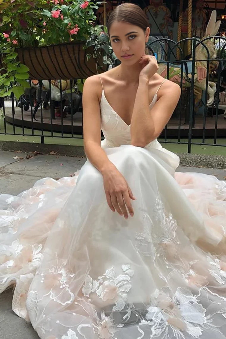 Vestidos de novia largos con tirantes finos, tul, escote en V y bordados